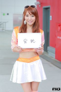 不戴胸罩内衣的瑜伽老师